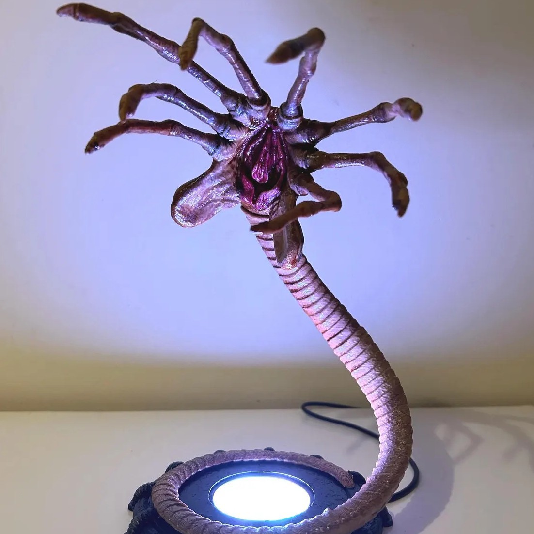 エイリアンフェイスハガーランプナイトライト、LEDライト付き - Lighting Decor Home のレビューと価格